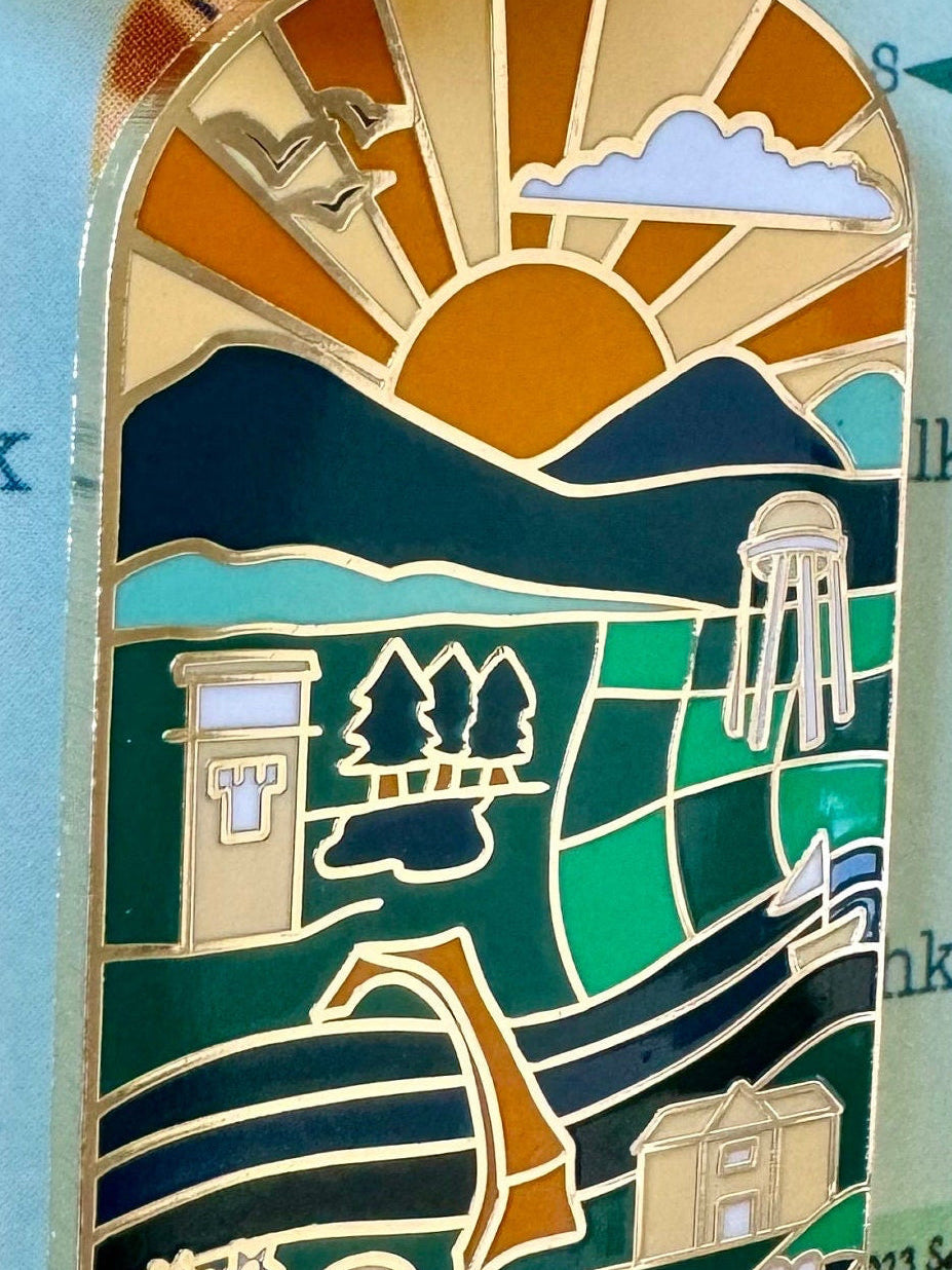 Close up of the keyring, the outlines in the picture are in gold. It is hard enamel so has a smooth surface.